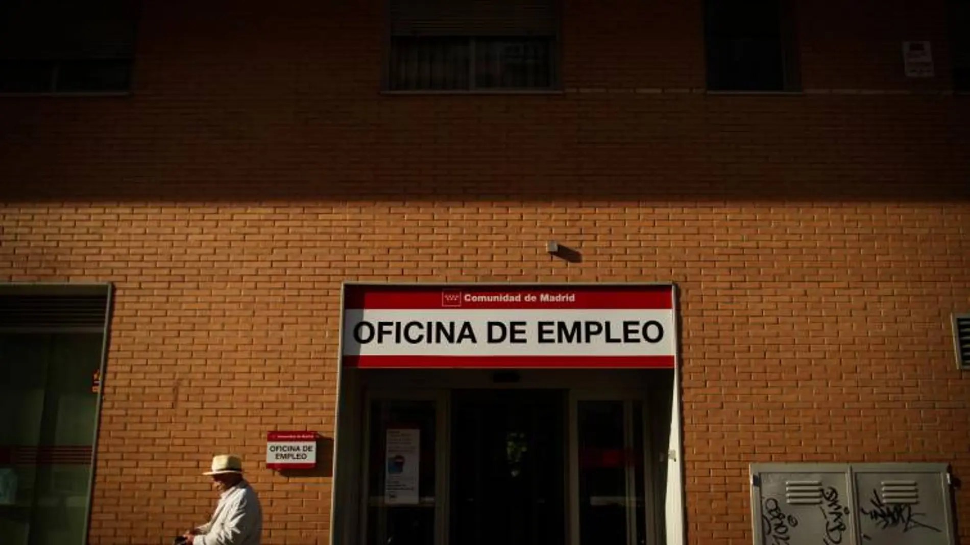 Imagen de archivo de una oficina de paro en Madrid