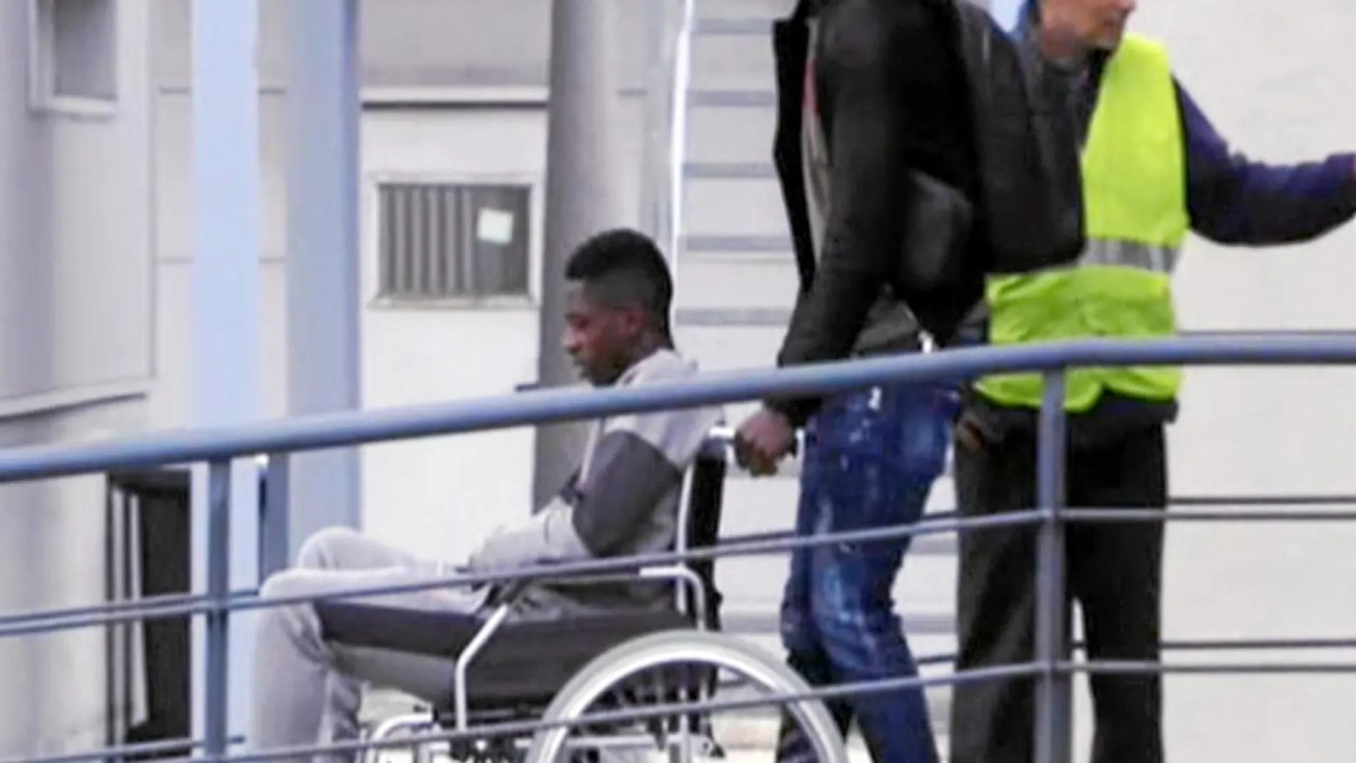 Dembélé, en silla de ruedas, viajó a Finlandia para ser operado de la lesión que lo tendrá cuatro meses de baja