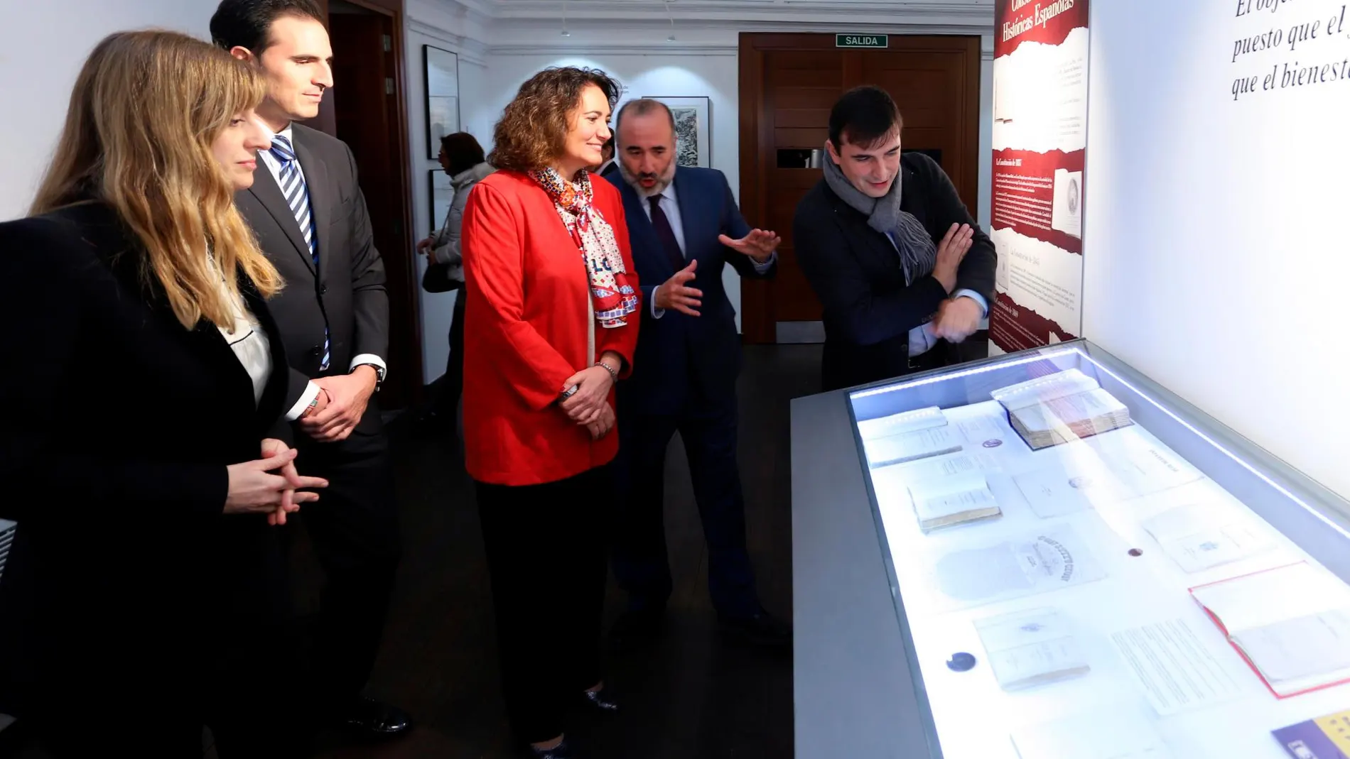 La consejera García Cirac inaugura la exposición «40 años de Constitución española»