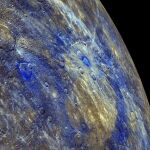 Fotografía facilitada por la revista Nature de la superficie de Mercurio con el cráter de Degas en el centro de la imagen. Un equipo de científicos de Estados Unidos ha descubierto que las superficies oscuras de este planeta no se deben a la presencia de hierro, como en el caso de la Luna, sino que están compuestas de un material rico en carbono procedente del interior del planeta.
