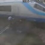 Un ciclista sobrevive al impacto contra un tren en marcha