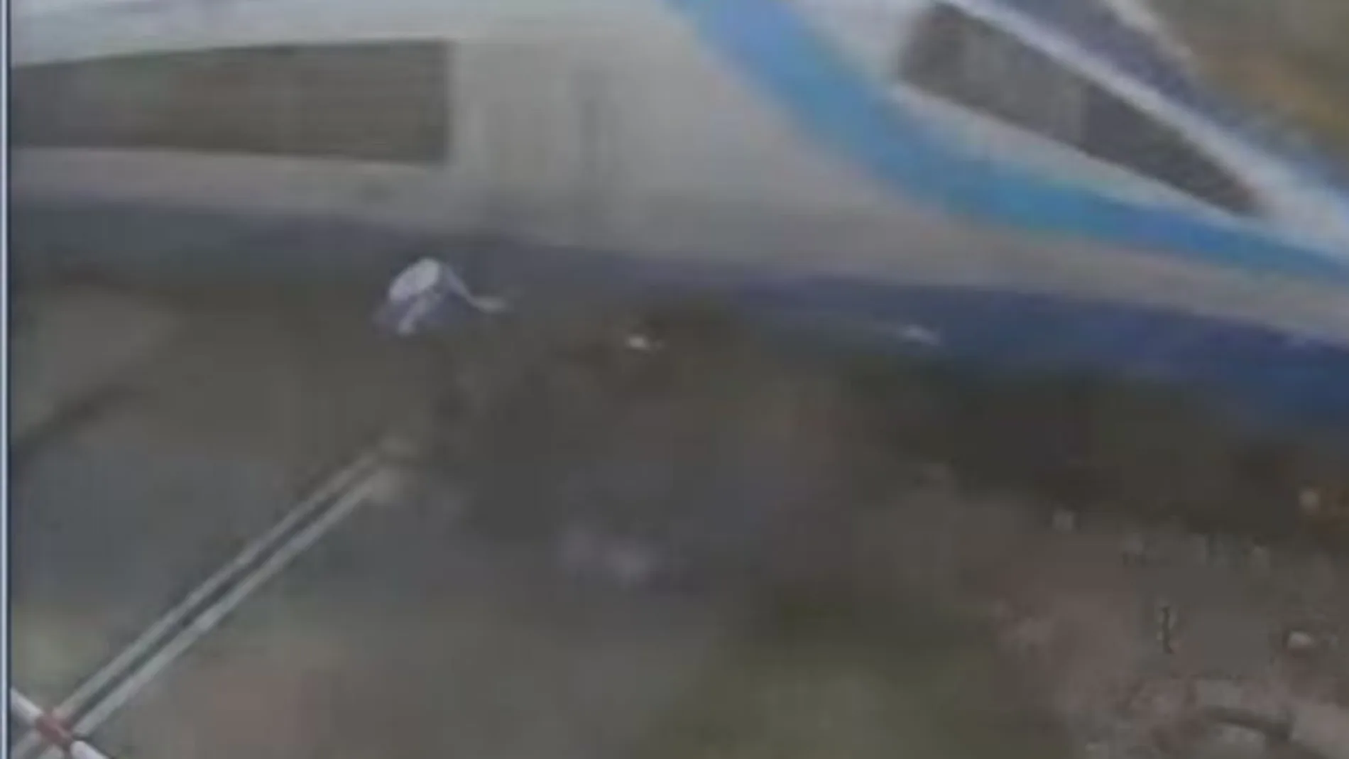 Un ciclista sobrevive al impacto contra un tren en marcha