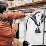 Un comerciante abulense muestra en su tienda un traje de comunión de marinero, aunque cada vez son más habituales los trajes de calle en estas celebraciones