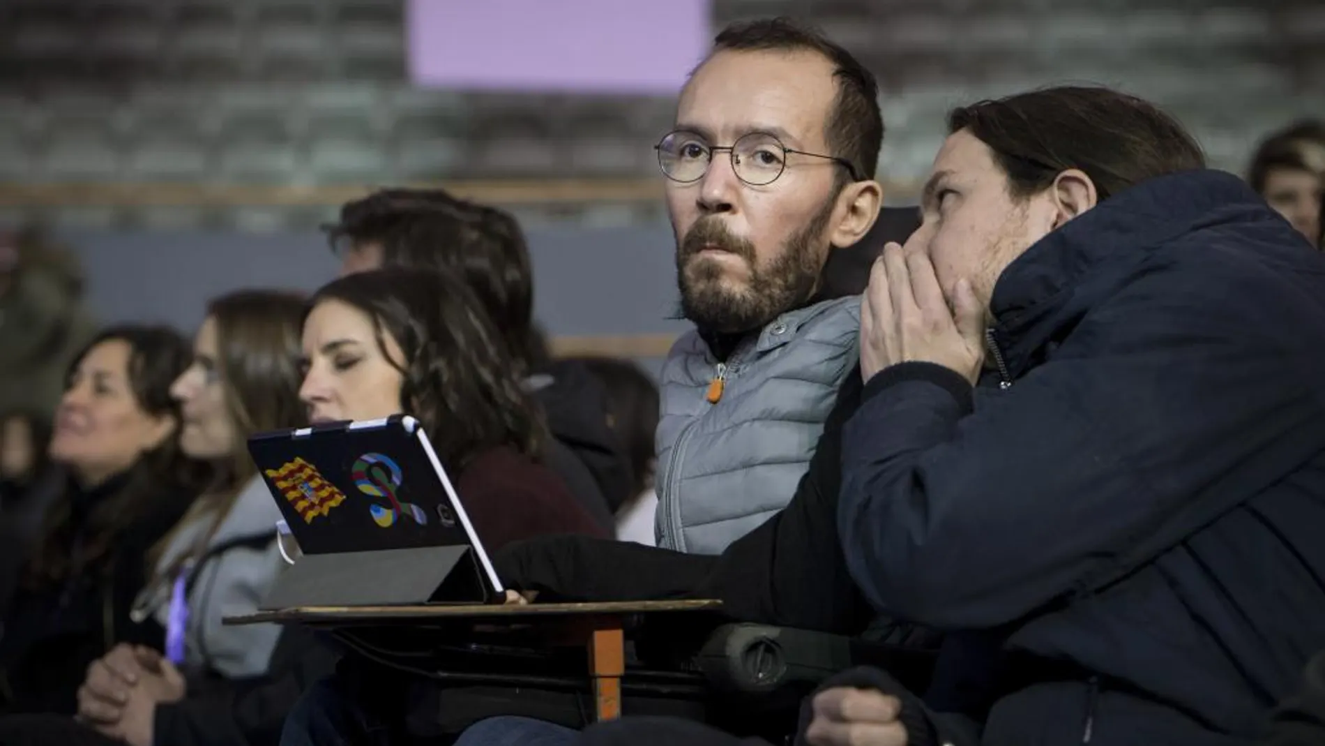 El secretario de organización de Podemos, Pablo Echenique conversa con el secretario general de Podemos, Pablo Iglesias