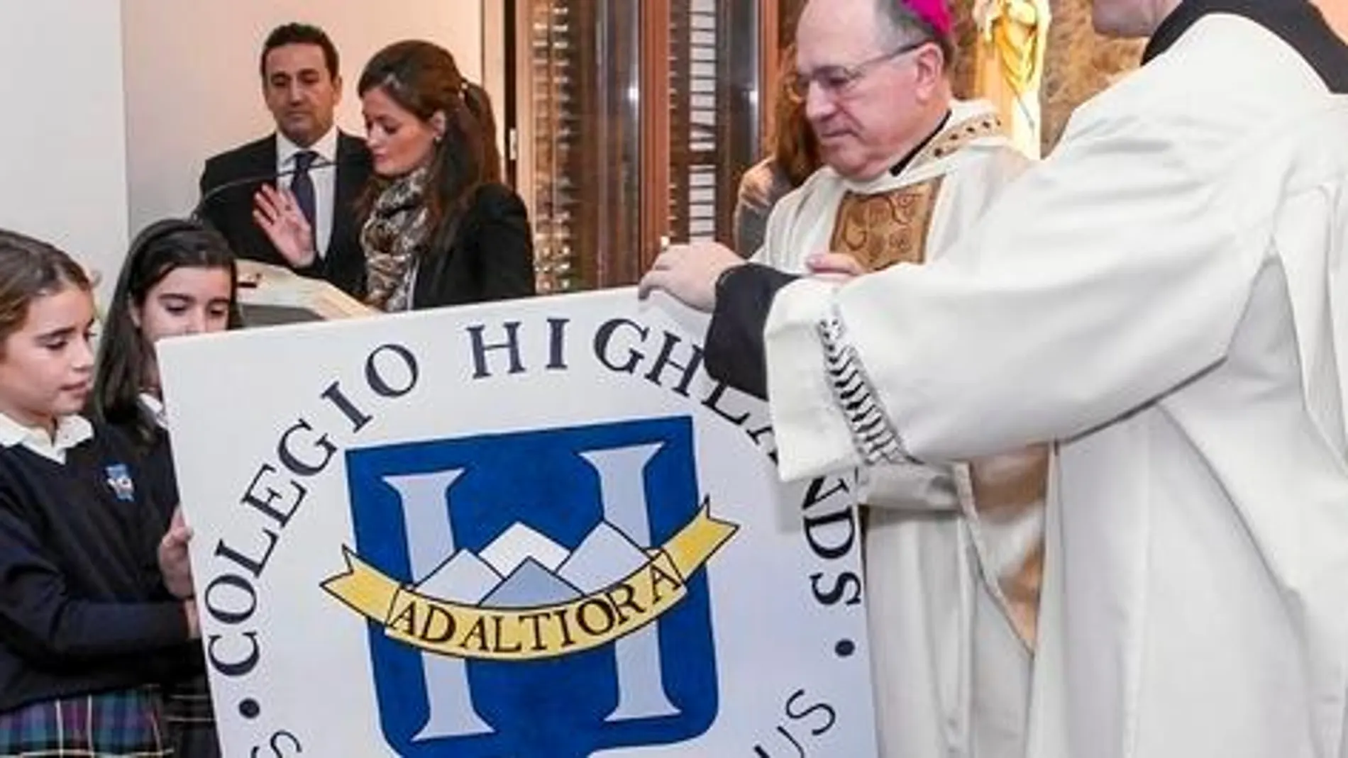 El obispo bendijo la nueva capilla del colegio Highlands, en Esplugues de Llobregat