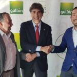 Javier Urbón, director de Relaciones Institucionales de Gullón, junto a Javier Cagigal, director ejecutivo de la Vuelta, y Jaime Andrés, presidente del Club Ciclista Montaña Palentina