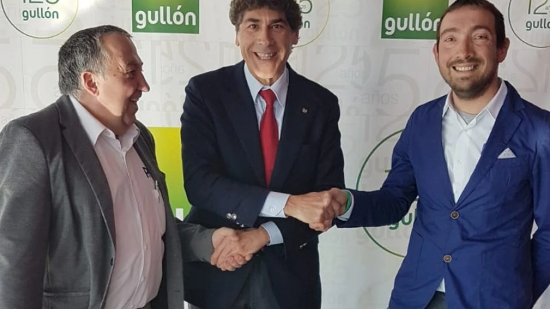 Javier Urbón, director de Relaciones Institucionales de Gullón, junto a Javier Cagigal, director ejecutivo de la Vuelta, y Jaime Andrés, presidente del Club Ciclista Montaña Palentina