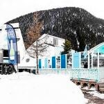 La Terraza Gin Loe Experiencie, decorada al más puro estilo balear, está situada a pie de pista, en la montaña nevada de Baqueira Beret.