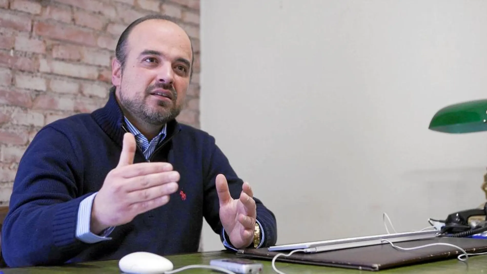 El empresario Alfonso Bayón, en su despacho de 'Bayón Consulting', en Valladolid, en momento de la entrevista