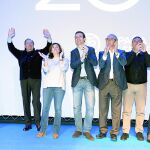 Herrera saluda, brazos en alto, a los cientos de simpatizantes que acudieron ayer al mitin del partido en el Lienzo Norte de Ávila, en presencia de Sáez de Santamaría, Pablo Casado y los candidatos al Congreso y al Senado