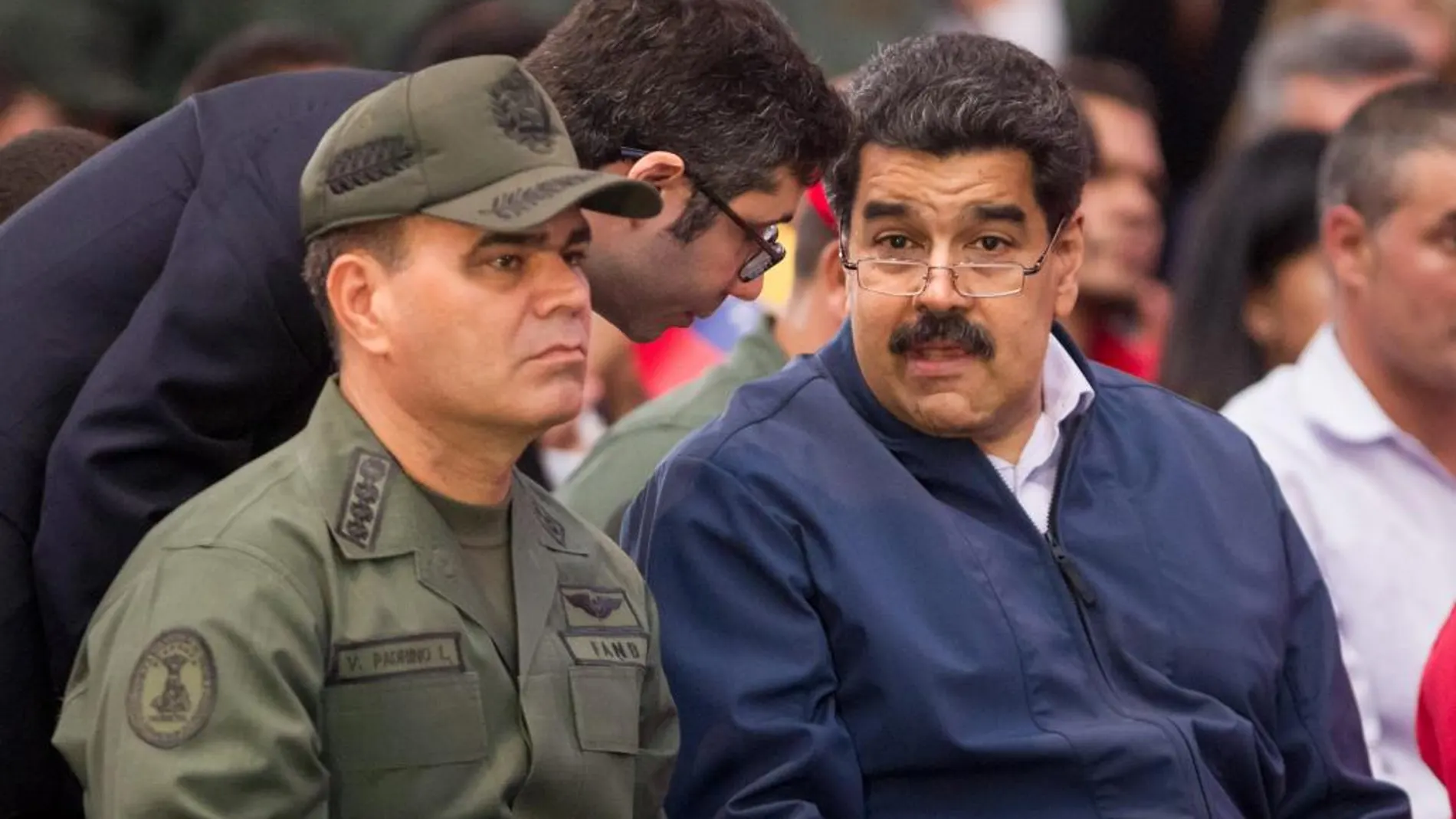 El presidente venezolano, Nicolás Maduro (d), habla con Maximilien Arveláiz (c), encargado de negocios de la embajada de Venezuela en Estado Unidos (c) y el ministro de Defensa, general Vladimir Padrino Lopez (i), el miércoles 09 de marzo de 2016, durante un evento en Caracas (Venezuela).
