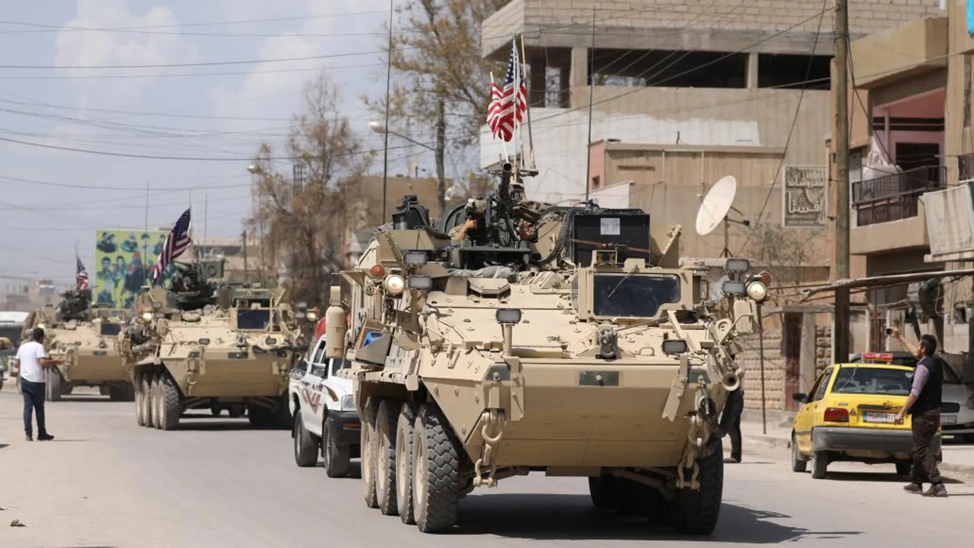 Vehículos militares estadounidenses en Qamishli, Siria, a finales de abril