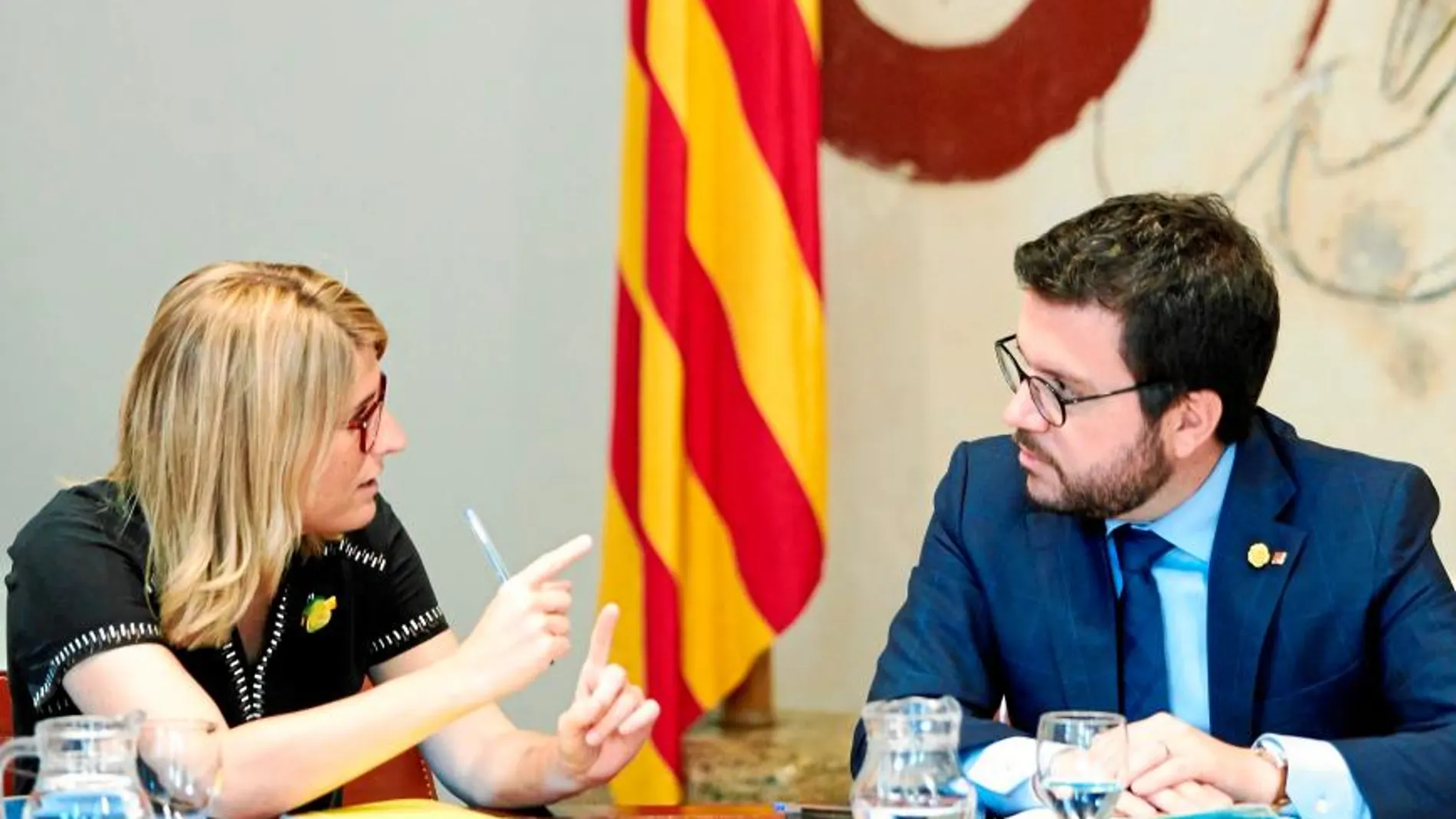 El vicepresidente Pere Aragonès (ERC), encargado de negociar los presupuestos, junto a Elsa Artadi, la portavoz del Govern