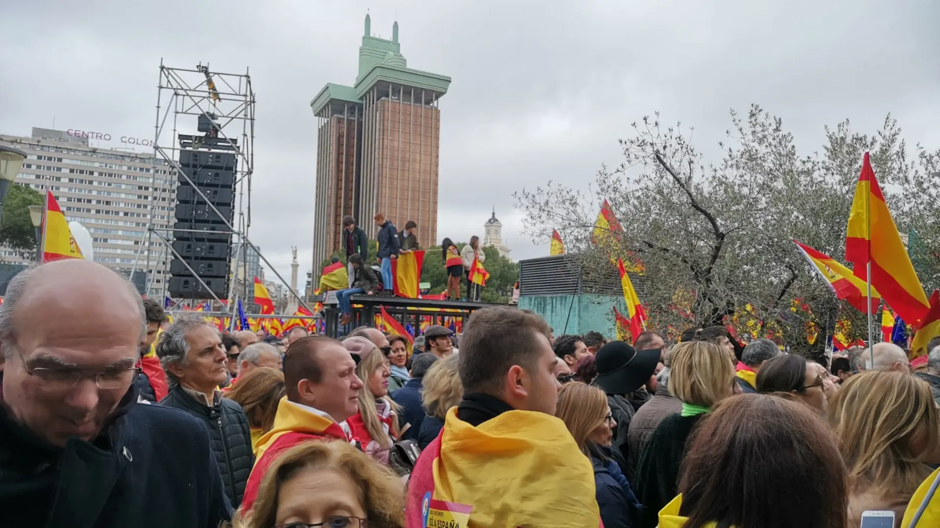 Miles de personas se concentraron en la plaza de Colón