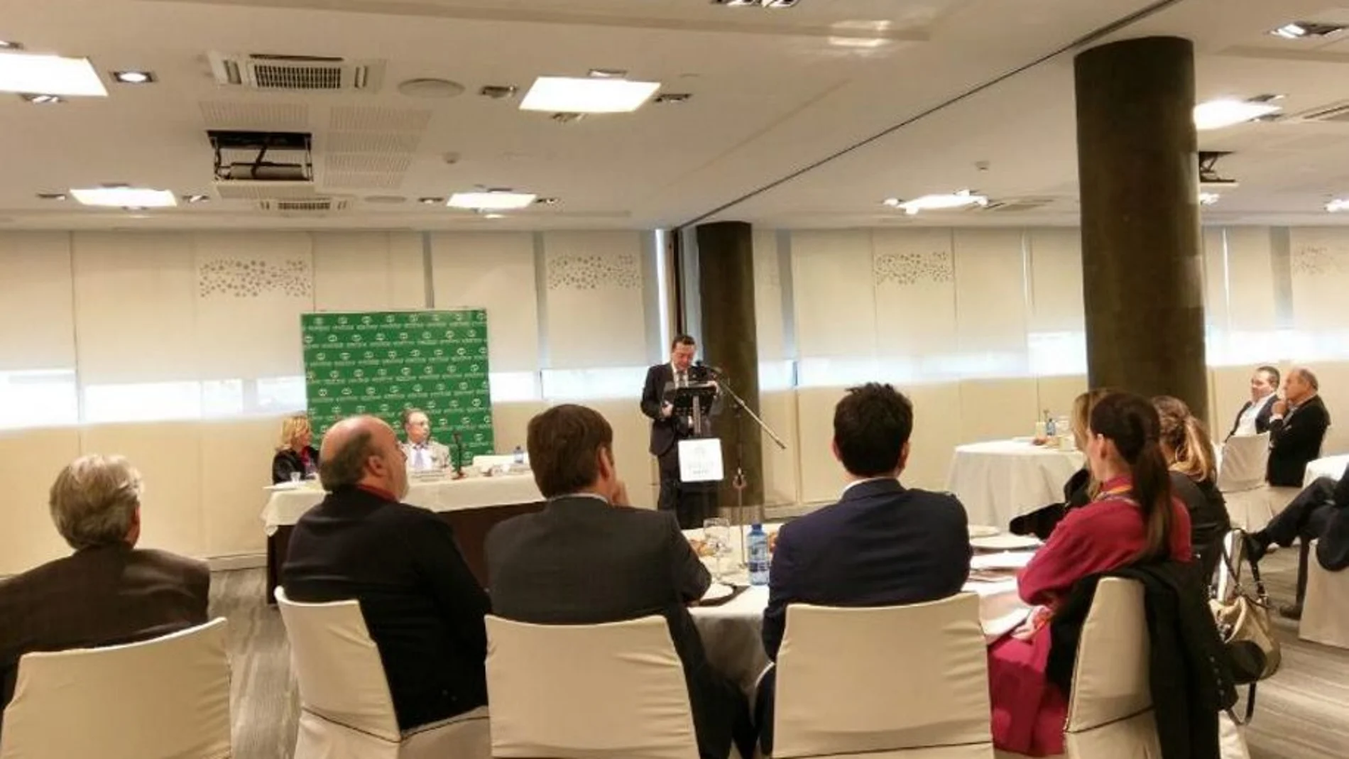 El presidente de la patronal, José María Albarracín, ayer durante un encuentro con las empresas familiares
