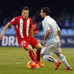 El defensa del Celta de Vigo Jonny Castro disputa un balón con el centrocampista del Sevilla Yevhen Konoplyanka