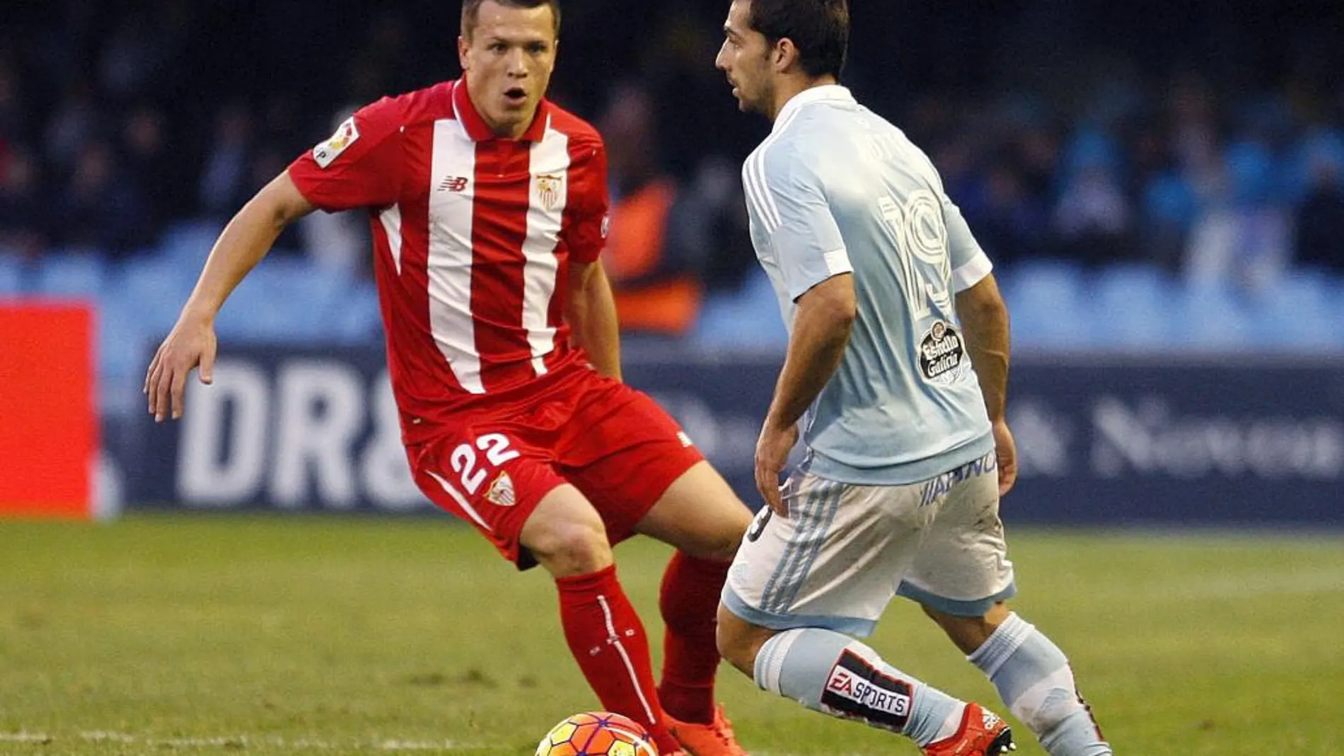 El defensa del Celta de Vigo Jonny Castro disputa un balón con el centrocampista del Sevilla Yevhen Konoplyanka
