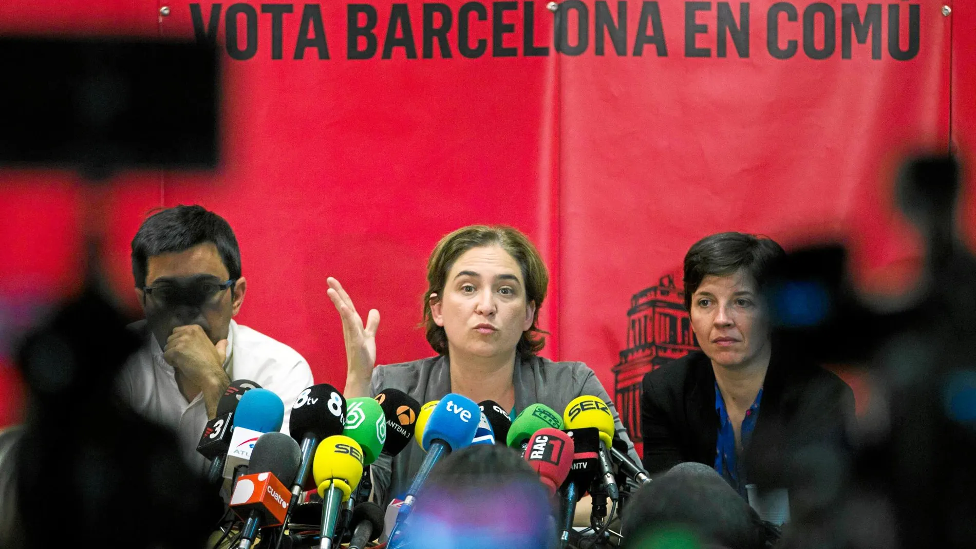 Ada Colau junto a gerardo Pisarello y Laia ortiz en un acto de la anterior campaña, en 2015