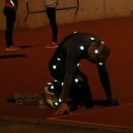 Un atleta se prepara para realizar los 60 metros valla usando el sistema UCOTRACK