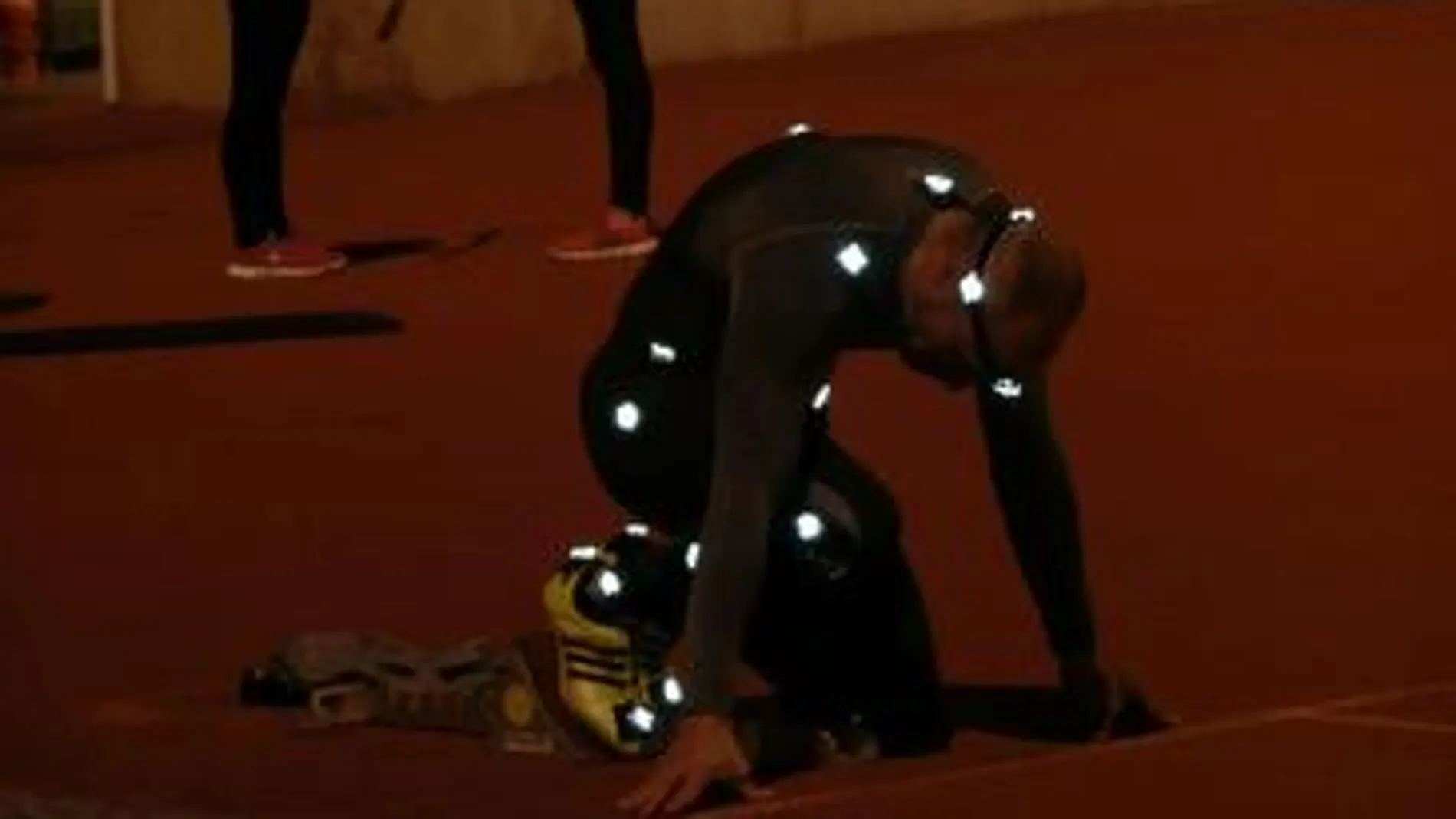 Un atleta se prepara para realizar los 60 metros valla usando el sistema UCOTRACK