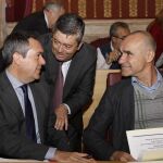Juan Espadas conversa con el secretario Luis E. Flores y Antonio Muñoz