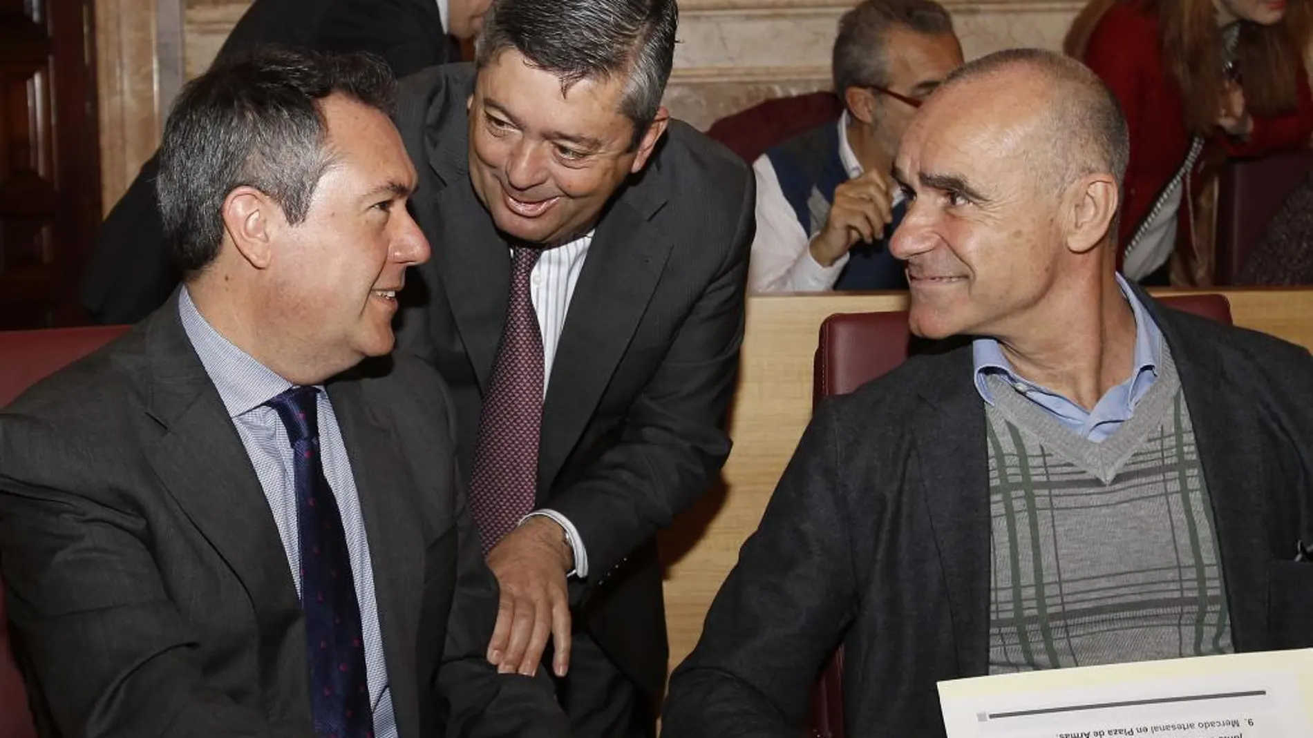 Juan Espadas conversa con el secretario Luis E. Flores y Antonio Muñoz
