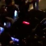 Varias personas atacan a un vehículo VTC en Barcelona.