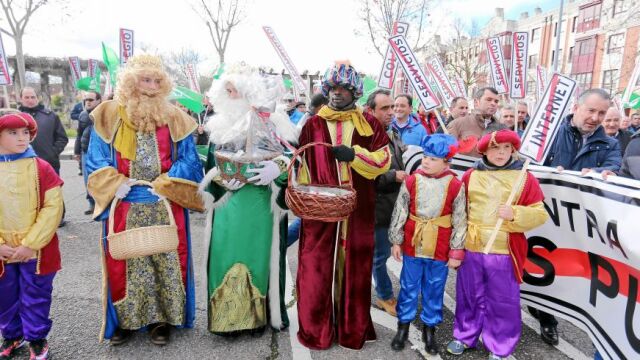 La organización agraria Asaja entrega su tradicional cargamento de carbón de Los Reyes Magos a la Junta por su progresivo abandono del medio rural