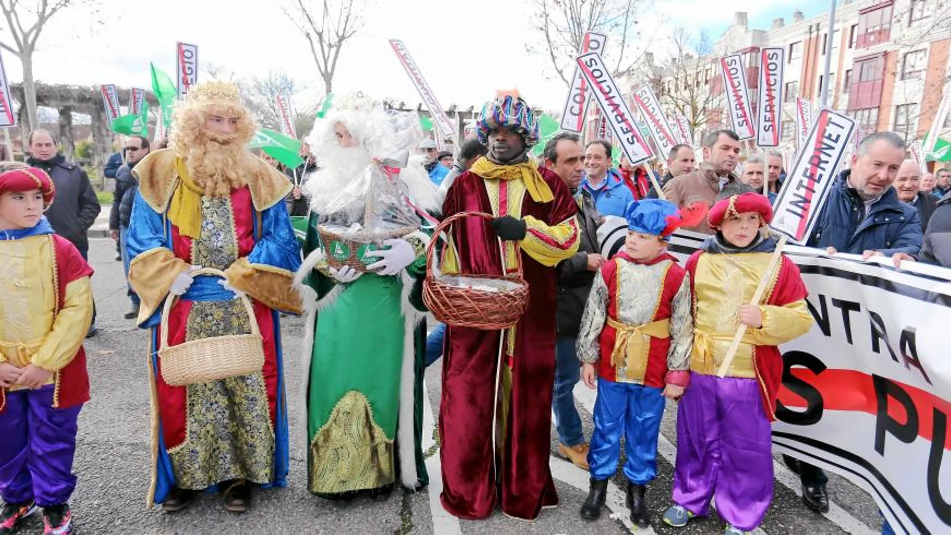La organización agraria Asaja entrega su tradicional cargamento de carbón de Los Reyes Magos a la Junta por su progresivo abandono del medio rural