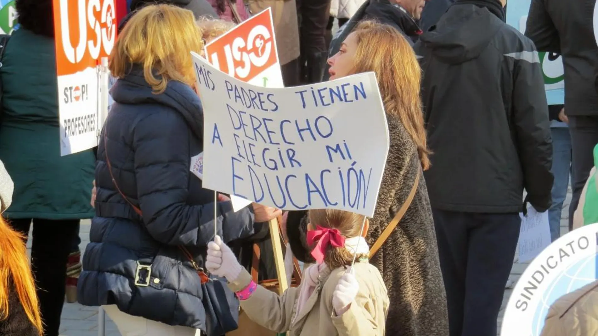 Más de 5.000 personas se echaron a la calle en Sevilla en defensa de la Religión en las aulas en la última manifestación; el colectivo llegó a entregar medio millón de firmas en San Telmo