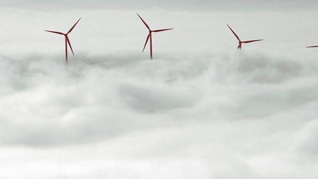 El Gobierno socialista se ha mostrado partidario de acelerar el cierre de centrales térmicas y nucleares en favor de una mayor implantación de las energías renovables / Efe