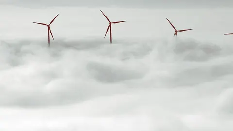 El Gobierno socialista se ha mostrado partidario de acelerar el cierre de centrales térmicas y nucleares en favor de una mayor implantación de las energías renovables / Efe