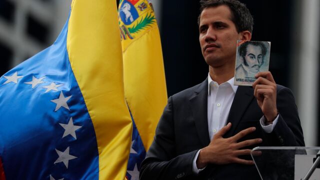 Juan Guaidó anuncia que asume las competencias del Ejecutivo, este miércoles en Caracas (Venezuela). EFE/ Miguel Gutiérrez