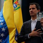 Juan Guaidó anuncia que asume las competencias del Ejecutivo, este miércoles en Caracas (Venezuela). EFE/ Miguel Gutiérrez