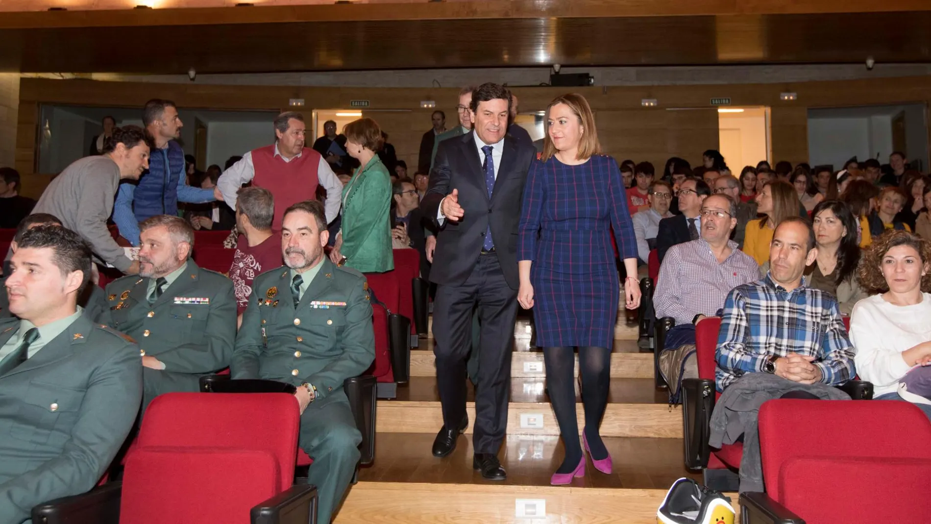 El consejero de Empleo, Carlos Fernández Carriedo, y la delegada del Gobierno, Virginia Barcones, participan en la inauguración de la I Jornada en Prevención de Riesgos Laborales de Tráfico