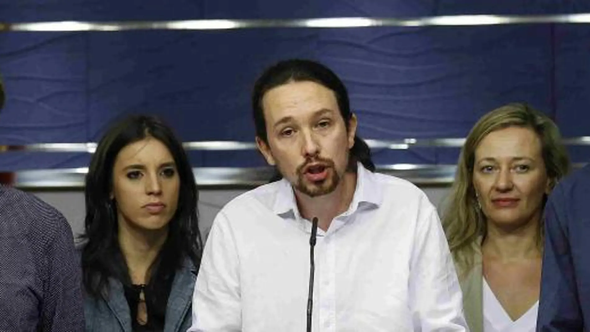 Pablo Iglesias (c), durante la rueda de prensa que ha ofrecido en el Congreso de los Diputados, junto al resto de su "gabinete".