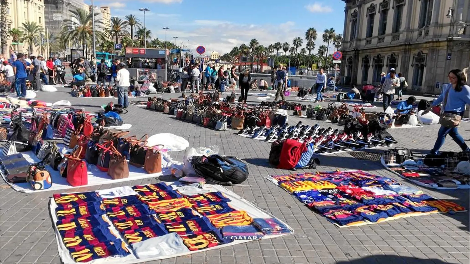 La presencia del «top manta» sigue siendo destacada en algunas zonas de Barcelona