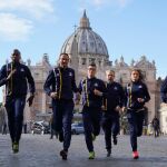 El equipo del Vaticano en la Plaza de San Pedro durante su presentación/Ap