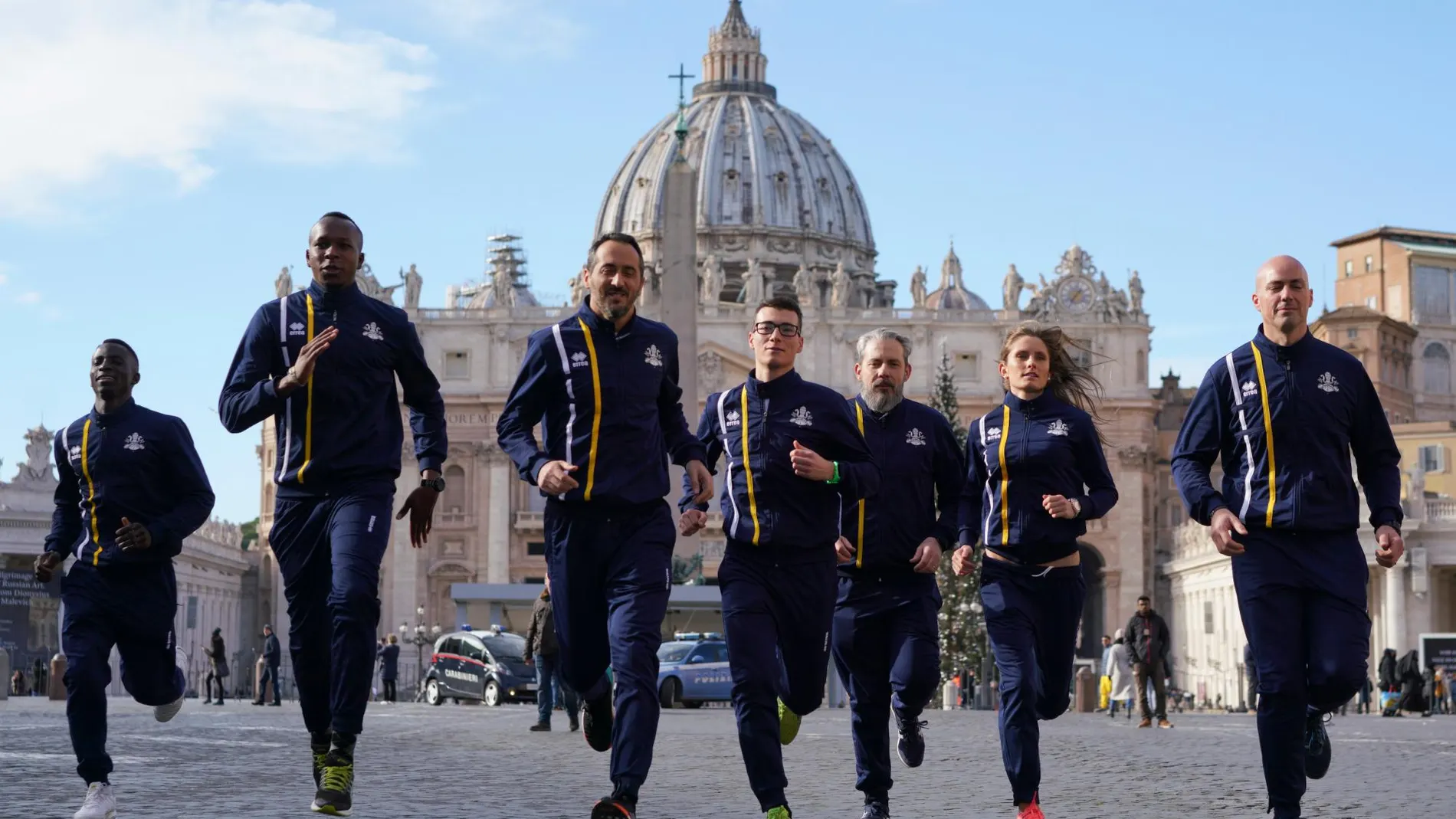 El equipo del Vaticano en la Plaza de San Pedro durante su presentación/Ap