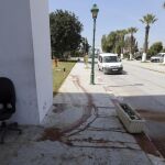 Vista de un reguero de sangre seca en el exterior del Museo Nacional de Bardo en Túnez tras los atentados que dejaron 21 turistas extranjeros muertos hace dos años