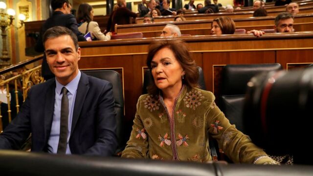 El presidente del Gobierno, Pedro Sánchez y la vicepresidenta, Carmen Calvo, al inicio de la sesión de control al Ejecutivo