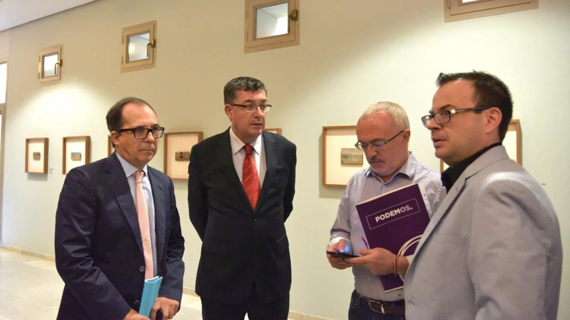 Enrique Soriano, presidente del Consejo Rector, junto al presidente Morera y los diputados Montiel y Pallarés