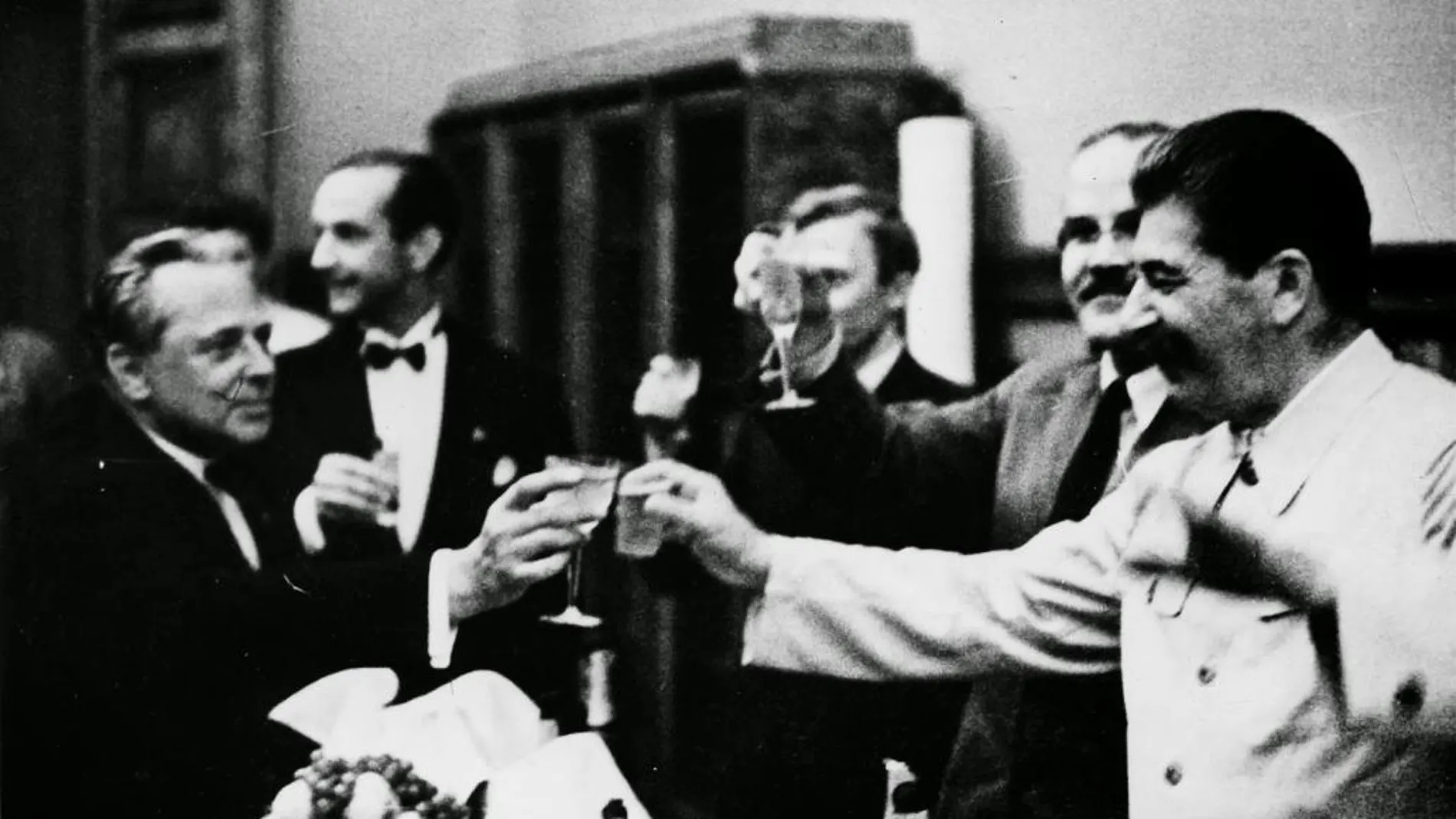Brindis de Stalin (derecha) tras firmar el pacto de no agresión entre Alemania y la URSS, sellado en Moscú el 23 de agosto de 1939