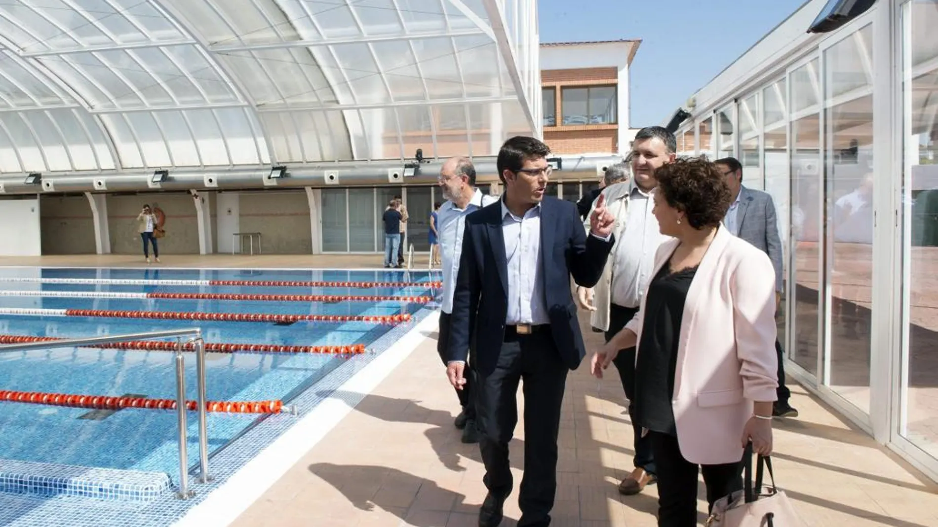 El presidente de la Diputación, Jorge Rodríguez, durante la visita a la piscina de Puebla del Duc