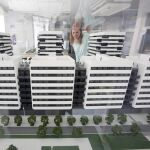 Una mujer mira una promoción inmobiliaria en Madrid.