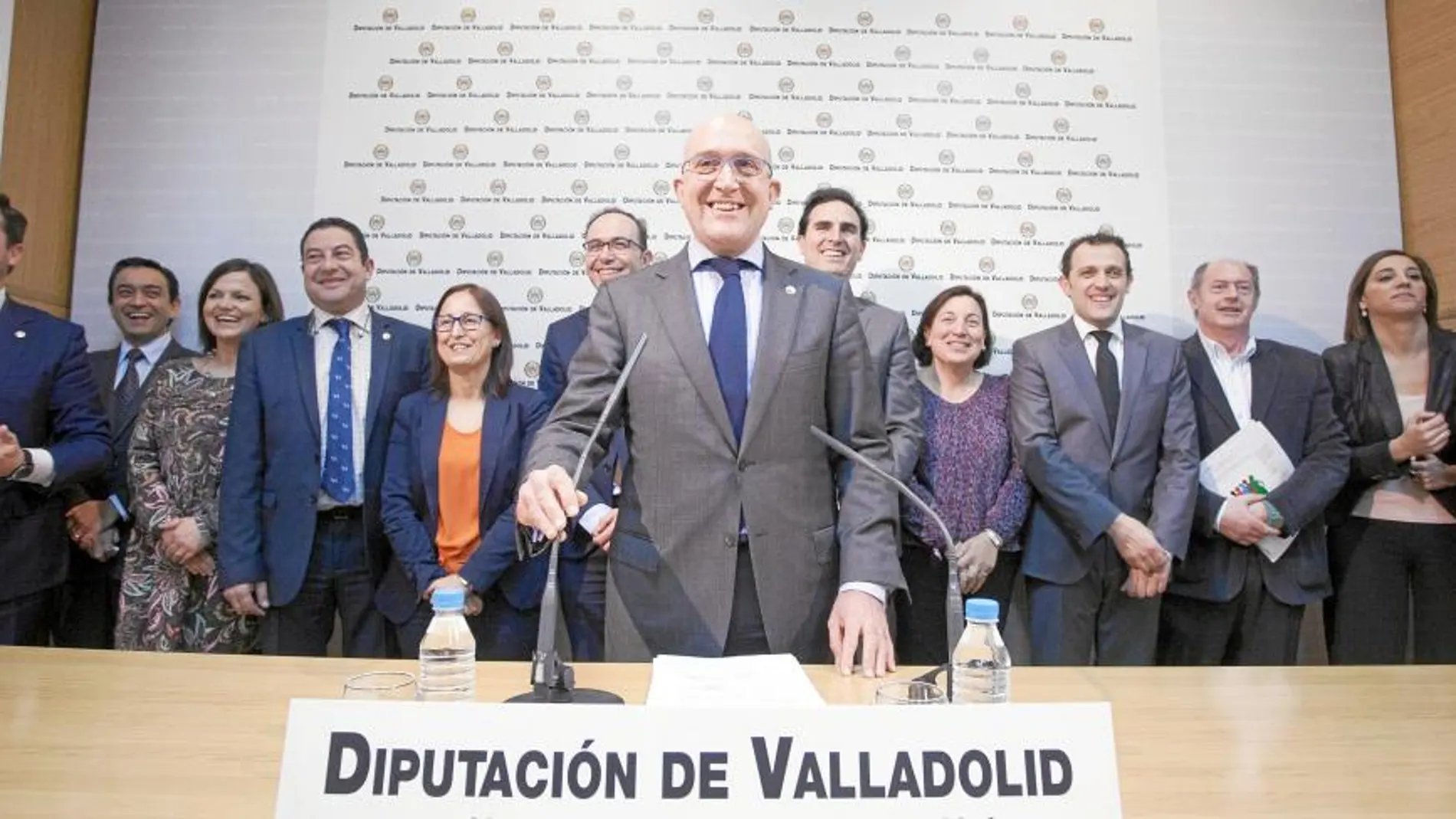 El presidente de la Diputación de Valladolid, Jesús Julio Carnero, lee el contenido del manifiesto que presentará su grupo en el próximo pleno, en defensa de las instaciones provinciales
