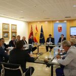 El presidente López Miras, ayer junto al consejero Francisco Jódar y los representantes de los sectores de la Mesa del Agua