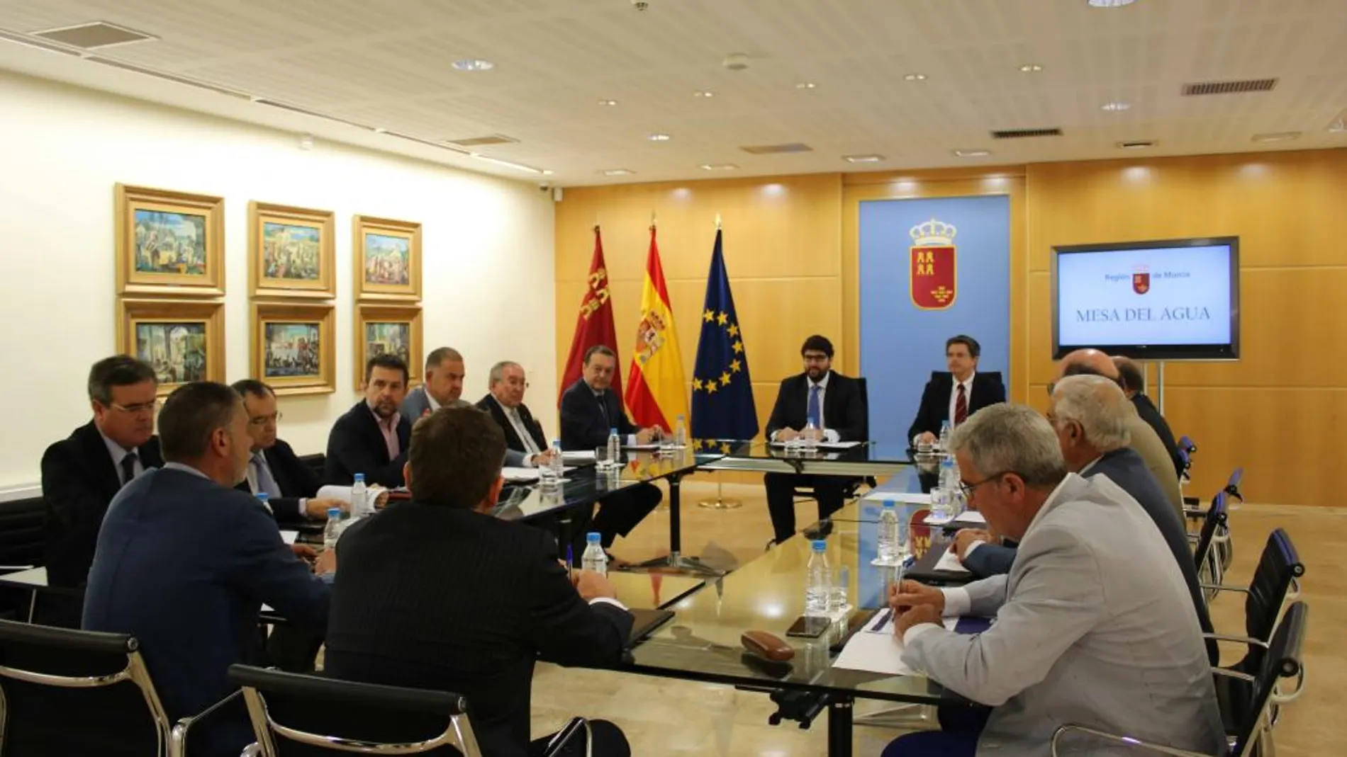 El presidente López Miras, ayer junto al consejero Francisco Jódar y los representantes de los sectores de la Mesa del Agua