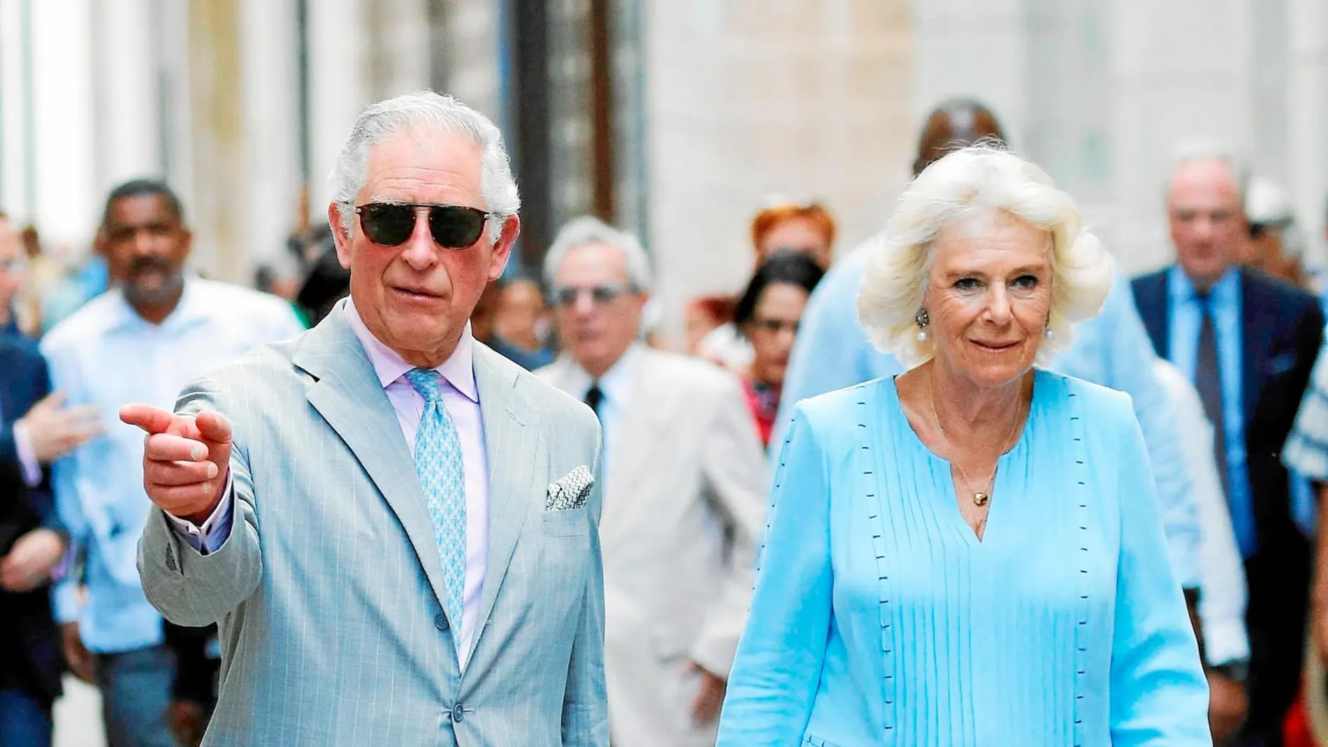 Carlos de Inglaterra y Camilla Parker, ayer durante un paseo por La Habana / Foto: Reuters