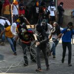 Venezolanos participan en una manifestación contra el Gobierno venezolano en Caracas (Venezuela)